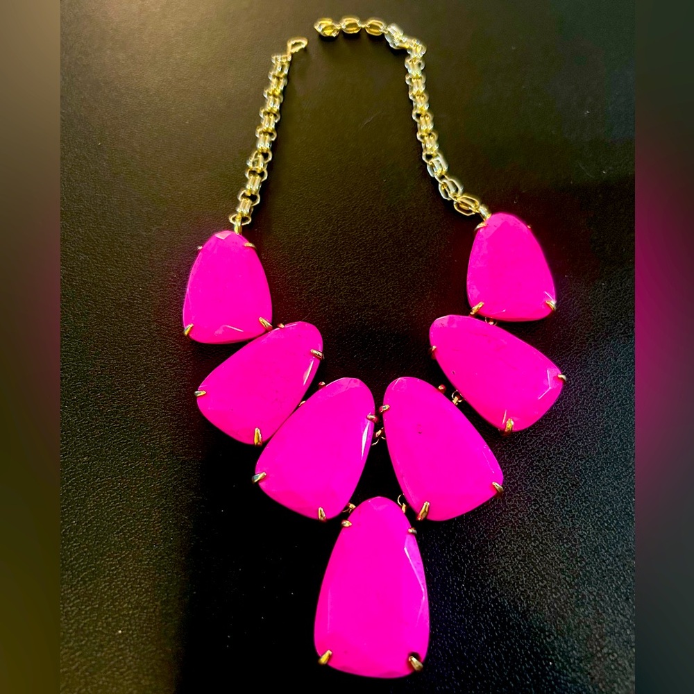 Kendra Scott Hot Pink/Magenta Harlow Necklace
Stunner! Comes w/ KS blue dust bag